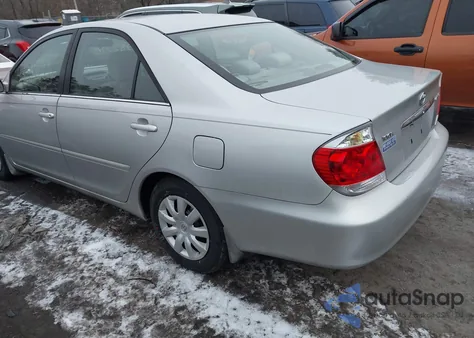 2005 Toyota Camry Le z USA, uszkodzony, nr VIN 4T1BE32K05U082561